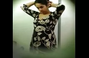 XXX ఆసియా అమ్మాయి ప్రయత్నిస్తుంది లోపలకు తీసుకోవడం పెద్ద మొడ్డ