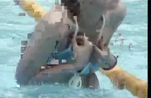 XXX జిమ్నాస్టిక్స్ నల్లటి జుట్టు గల స్త్రీని in swimsuit సోఫా మీద