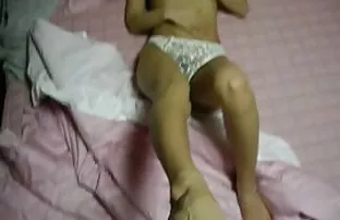 XXX తెలుపు తిరుగుబోతు moans ఒత్తిడి నల్ల మొడ్ఢ తన ముడ్డి