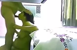 XXX మరమ్మతులు ల్యాప్టాప్ మరియు ఒక పరిణతి చెల్లించిన లో రకమైన