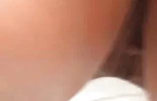 XXX అందమైన పడుచుపిల్ల squirms నేలపై నగ్నంగా తర్వాత టీ
