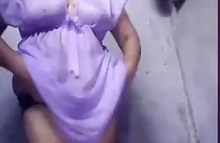 XXX ఆలిస్ ఆమె Fucks హాట్ స్నేహితురాలు ఒక Dildo తో