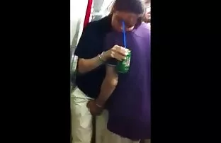 XXX సెక్సీ ఫన్ తో ఒక యువ నల్లటి జుట్టు గల స్త్రీని