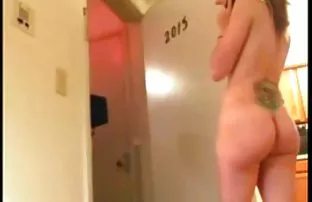 XXX విద్యార్థి undresses మరియు నిటారుగా మంచం మీద