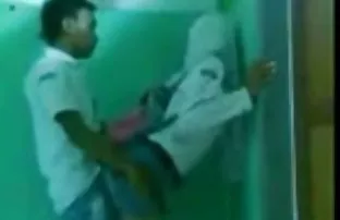 XXX యువతి హెచ్చుతగ్గుల ఒక పెద్ద ఆత్మవిశ్వాసం