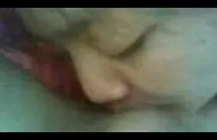XXX నల్లటి జుట్టు గల స్త్రీని చిన్న లంగా పడుతుంది మొడ్డ పెద్ధ ముడ్డి