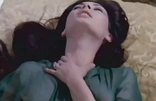 XXX యువతి హార్డ్ పనిచేస్తుంది పూకు మీద కెమెరా