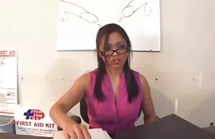XXX అమ్మాయి పానీయాలు వైన్, ధూమముల మరియు undresses