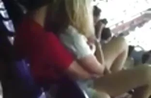XXX నల్లటి జుట్టు గల స్త్రీని అనుమతి టచ్ ఆమె పూకు